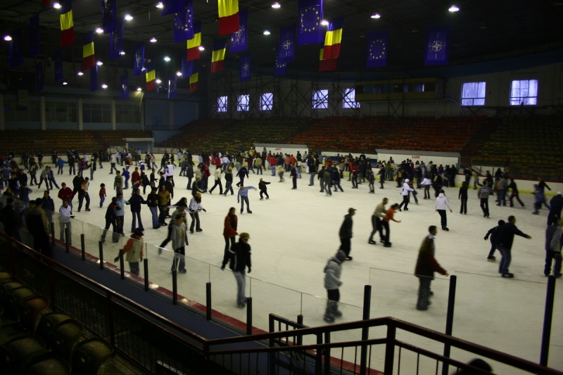 File:Patinoar interior.jpg