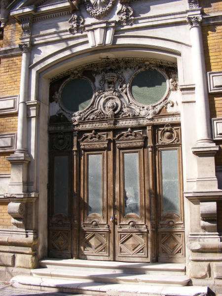 File:Casa Bals intrare.jpg