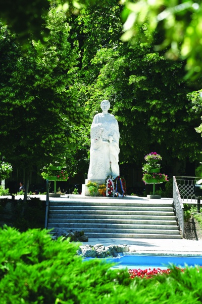 File:Statuia Eminescu.jpg