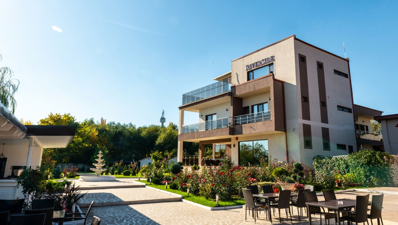 File:Riverside-residence-min.jpg