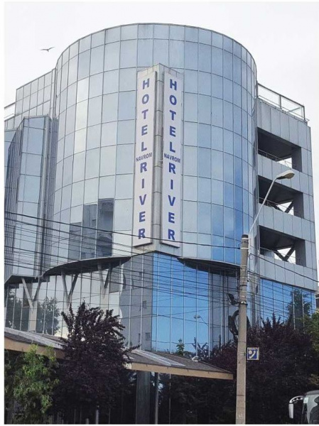 File:Hotel-Navrom-River.jpg